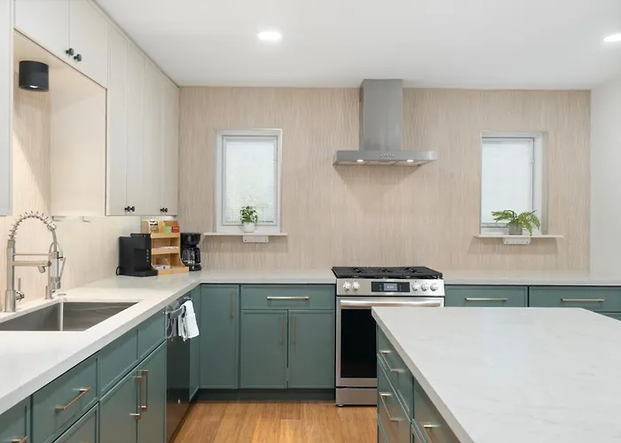 New 5 Min To Old Town, Pool & Spa, 2 King Holiday home