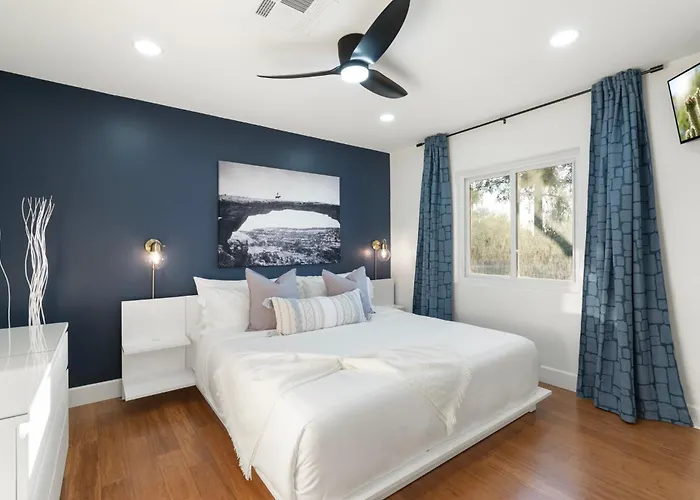 New 5 Min To Old Town, Pool & Spa, 2 King Holiday home Scottsdale