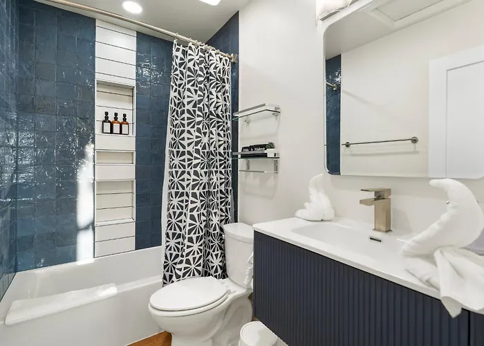 New 5 Min To Old Town, Pool & Spa, 2 King Holiday home
