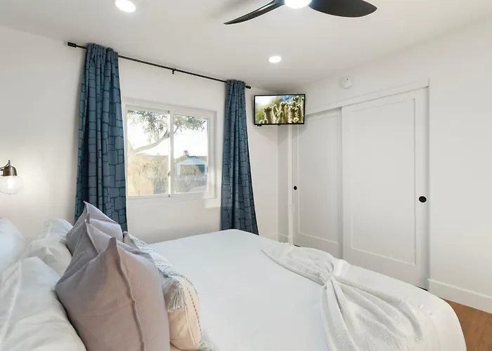 Holiday home New 5 Min To Old Town, Pool & Spa, 2 King