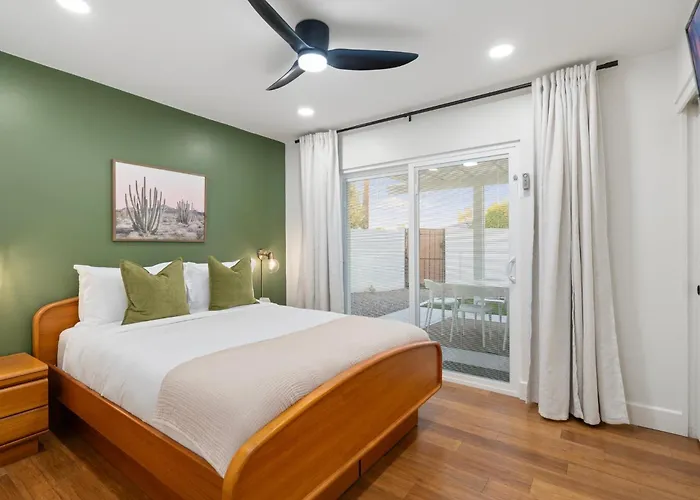 New 5 Min To Old Town, Pool & Spa, 2 King Holiday home Scottsdale