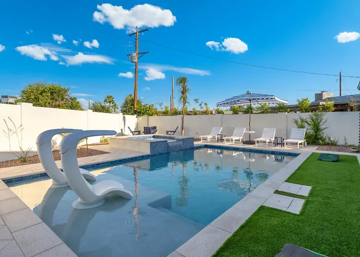 New 5 Min To Old Town, Pool & Spa, 2 King Holiday home