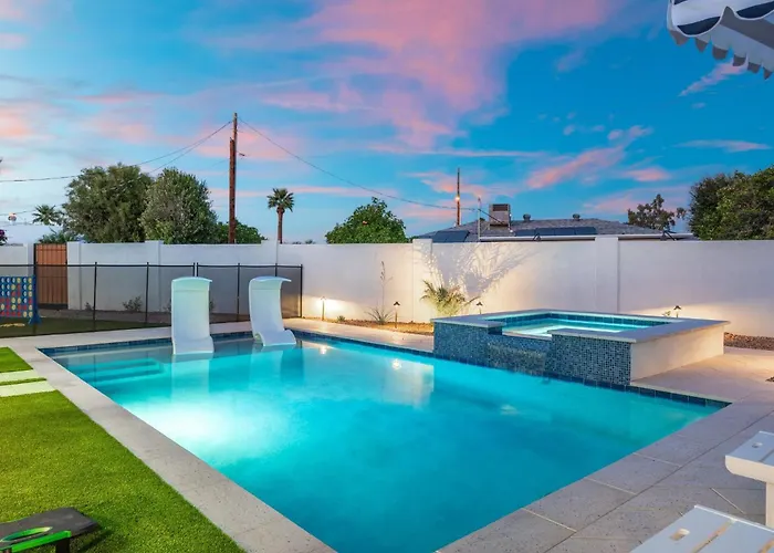 New 5 Min To Old Town, Pool & Spa, 2 King Holiday home