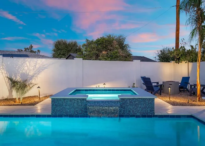 New 5 Min To Old Town, Pool & Spa, 2 King Holiday home Scottsdale