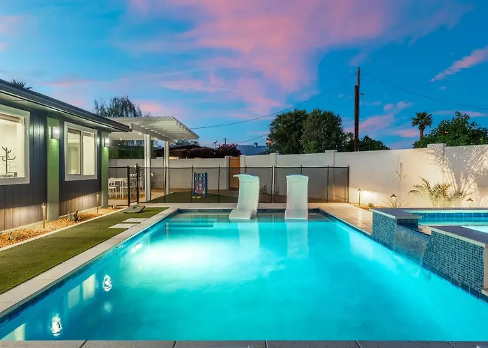 New 5 Min To Old Town, Pool & Spa, 2 King Holiday home Scottsdale
