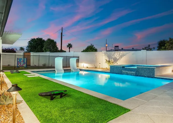 New 5 Min To Old Town, Pool & Spa, 2 King Holiday home