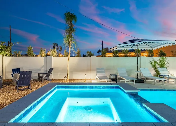 New 5 Min To Old Town, Pool & Spa, 2 King Holiday home Scottsdale